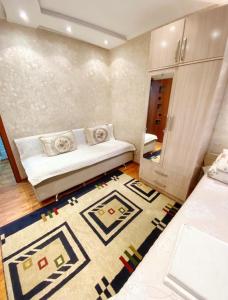阿拉木图Apartments Ahmetova 6 32的小房间,配有床和地毯
