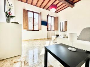 锡耶纳Il Barbero Apartment的客厅配有桌子和沙发