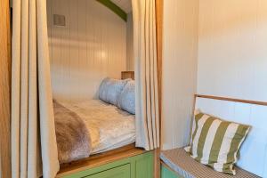 比沃辛Finest Retreats - The Shepherd's Hut at Northcombe Farm的房屋内带一张床的房间