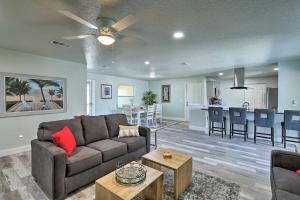 Merritt IslandMerritt Island Home - Family and Pet Friendly!的带沙发的客厅和厨房