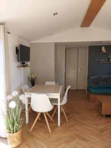 劳雷尔苏格Luxe Chalet Lauwersoog的客厅配有白色的桌子和椅子