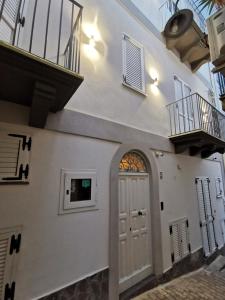 利帕里Lo Nardo Accommodation的白色的房子,设有门和阳台
