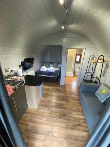 威廉堡Highland Stays - Ben View Studio Pod & Jacuzzi Bath的一间厨房和客厅,位于一个小房子里