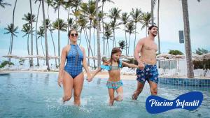 皮廷布Asenza Beach Resort All Inclusive的度假村水中的三人
