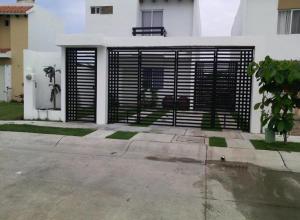 巴亚尔塔港Marineros Vallarta的白色房子一侧的大门