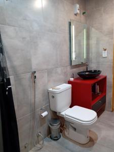 马拉圭Mi casa es tu casa!!的浴室配有卫生间、盥洗盆和淋浴。