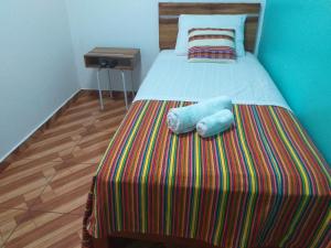 利马Chakana Family Home 2 Lima Airport的一张床上有两个枕头的房间