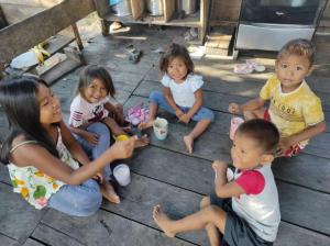 MoreliaHospedaje KOWAPANA BOCAS DE AMACAYACU的一群坐在地上的儿童