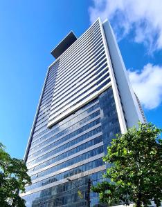 累西腓Transamerica Fit Recife的一座高大的建筑,有很多窗户