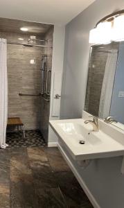 CamillusNightshade Inn & Gardens的白色的浴室设有水槽和淋浴。