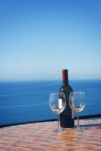 克里日亚柯尔尼利亚梦乡旅馆的桌子上放有一瓶葡萄酒和两杯酒