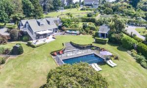 旺阿马塔Brenton Lodge的享有带游泳池的房屋的空中景致