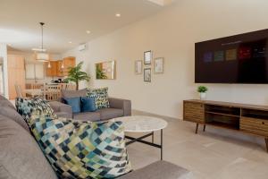 佩尼亚斯科港Brand new home with heated pool的带沙发和平面电视的客厅