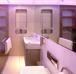 霍利耶特莱尔伦敦盖特威克机场酒店的一间带水槽和卫生间的浴室