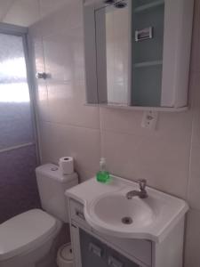 弗洛里亚诺波利斯Pousada Maraka的一间带水槽、卫生间和镜子的浴室