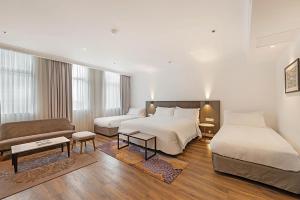 悉尼百丽旅店的酒店客房,设有两张床和一张沙发
