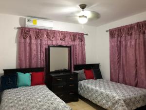 奇特雷Hostal Familiar Los Girasoles的一间卧室配有两张床和镜子