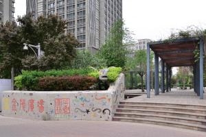 天津【路客】天津市和平区·鼓楼·路客精品公寓·N0120790的城市里带长凳和楼梯的公园