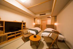 伊势市Ikyu的客房设有两张床和一台平面电视。