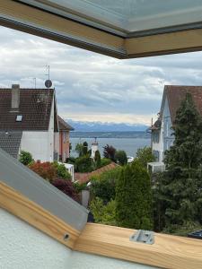 梅尔斯堡Ferienwohnung I Ferienhaus am Bodensee I Meersburg I Sauna I Fitness的从房子的窗户欣赏美景