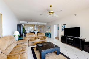 纳瓦拉Navarre Beach Regency 308的带沙发和平面电视的客厅