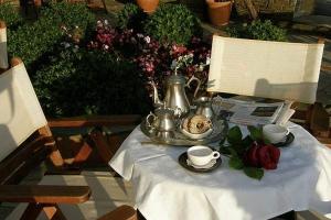 马克里尼撒佩特里诺酒店的茶壶和一碗食物的桌子