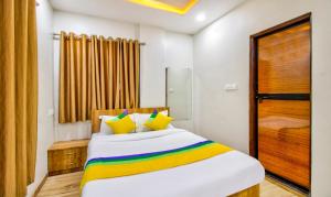 那格浦尔Itsy By Treebo - Shri Guru Service Apartment的一间卧室配有一张黄色和白色的床