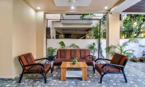 那格浦尔Itsy By Treebo - Shri Guru Service Apartment的天井配有沙发、两把椅子和一张桌子