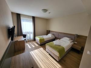 布达佩斯D50 Hotel的酒店客房设有两张床和电视。