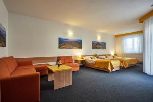 多尼杜纳约维采沃拉里克旅馆的酒店客房,设有两张床和一张沙发