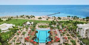 加利布港Pickalbatros The Palace Port Ghalib的享有度假胜地的空中景致,设有游泳池和海滩