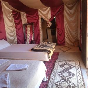姆哈米德Chegaga Berber Camps的帐篷内带两张床的房间