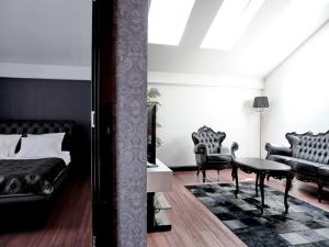 贝尔格莱德诺瓦城加尼精选酒店的卧室配有一张床和一张桌子及椅子