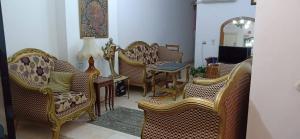 亚历山大Smoha Zahran Haus (Private rooms or Private Apartment)的客厅配有一束椅子和一张桌子