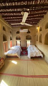 Alqalah Inn客房内的一张或多张床位