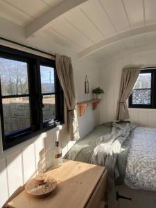 林利斯戈Peaceful Shepherd’s Hut in beautiful countryside.的一间小卧室,配有床和窗户