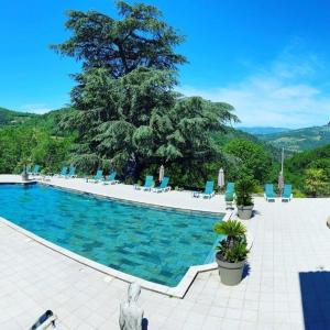 拉马斯特尔尤尔比阿克城堡酒店的一个带蓝色椅子的游泳池