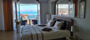 塞尼Beautyful sea view 6 luxury studio Danijela的一间卧室设有一张床,享有海景