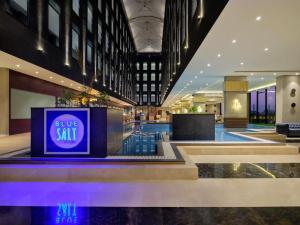 印多尔Essentia Luxury Hotel Indore的大楼里有一个蓝色盐标的大堂