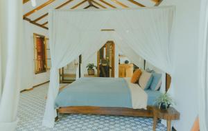 Xuân SơnThe Wooden Gate的一间卧室配有一张带天蓬的床