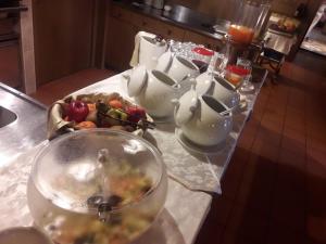 坎皮泰洛迪法萨天堂大酒店的桌子上放着一碗水果