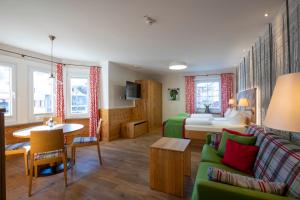 米森-维尔哈姆斯勃劳盖斯夫舍费勒酒店的酒店客房配有床、沙发和桌子。