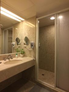 台中市雲雀高樓景觀公寓的一间带水槽和淋浴的浴室