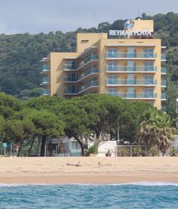 马尔格莱特德玛雷马海滩酒店的海滩上享有度假村的景致。