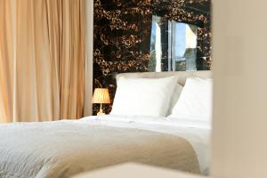 古维亚Rans Luxury Villas & Suites in Corfu with swimming pool的卧室配有白色的床和窗户。