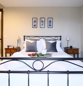 亚历山德鲁波利斯Villa Belvedere的一间卧室配有一张床,上面放着一个食物托盘