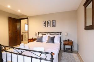 亚历山德鲁波利斯Villa Belvedere的一间卧室配有一张带黑色栏杆的床