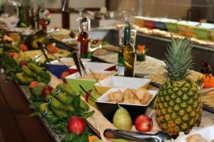 马尔格莱特德玛雷马海滩酒店的自助餐,包括桌上的水果和蔬菜