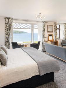 卡迪根格瓦贝特酒店的一间卧室设有一张大床,享有海景