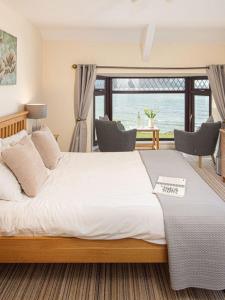 卡迪根格瓦贝特酒店的卧室设有一张白色大床和一扇窗户。